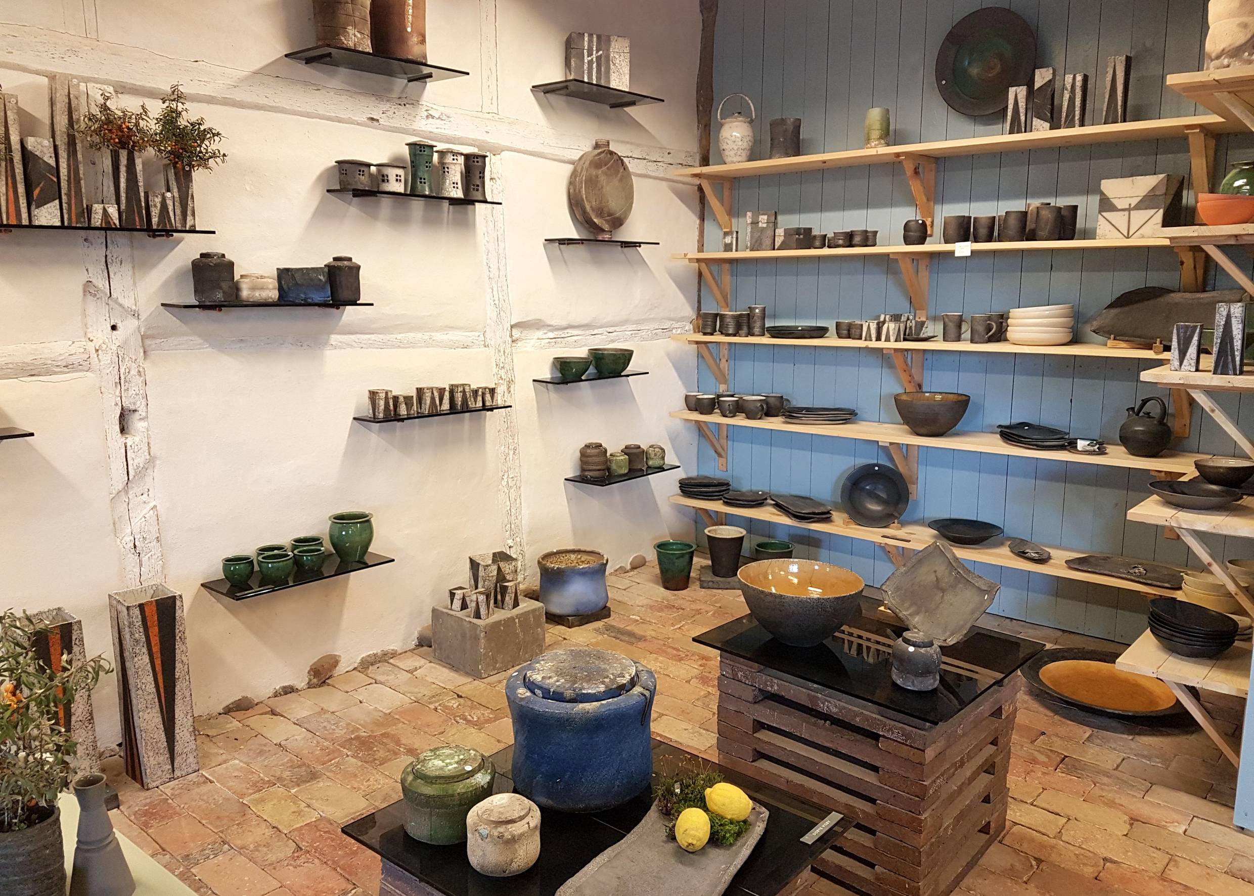 Verschiedene Keramiken in einer Galerie