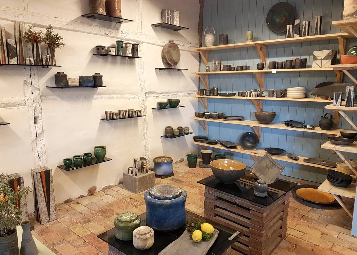 Verschiedene Keramiken in einer Galerie