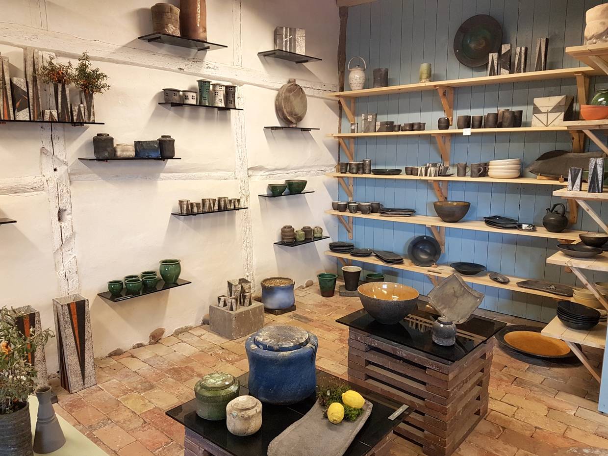 Verschiedene Keramiken in einer Galerie