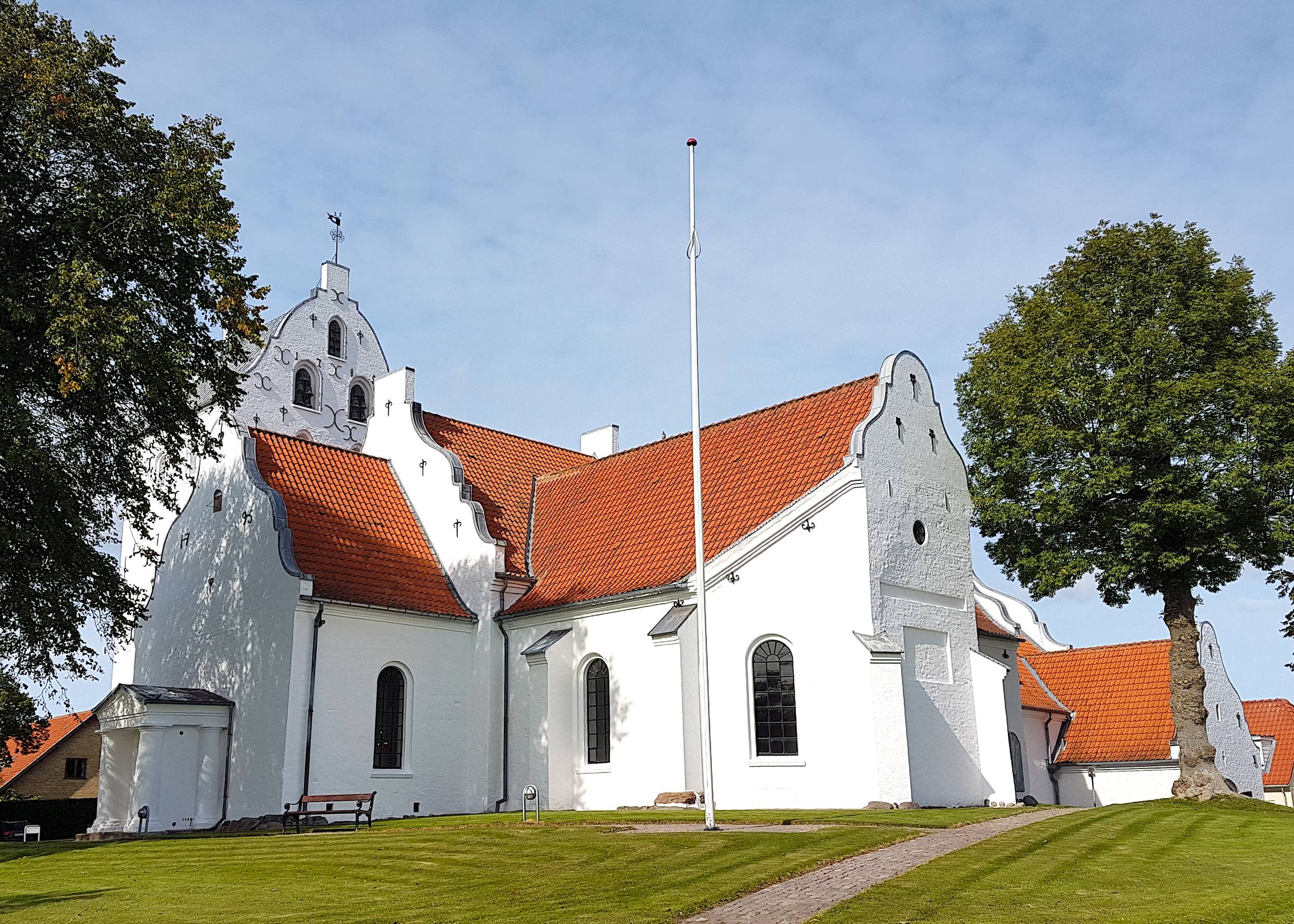 Weiße, etwas verschnörkelte Kirche