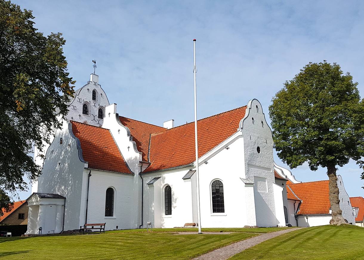 Weiße, etwas verschnörkelte Kirche