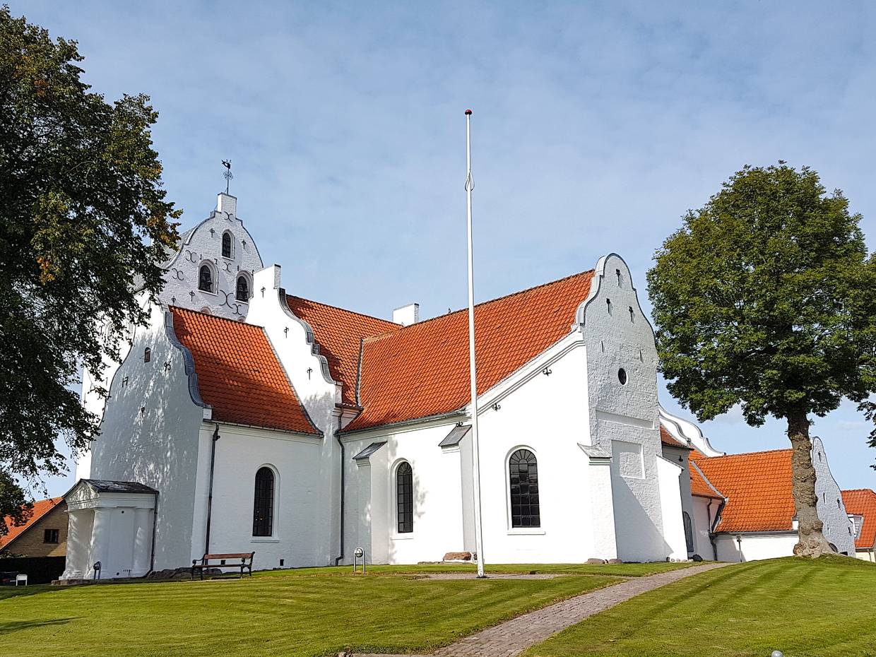 Weiße, etwas verschnörkelte Kirche