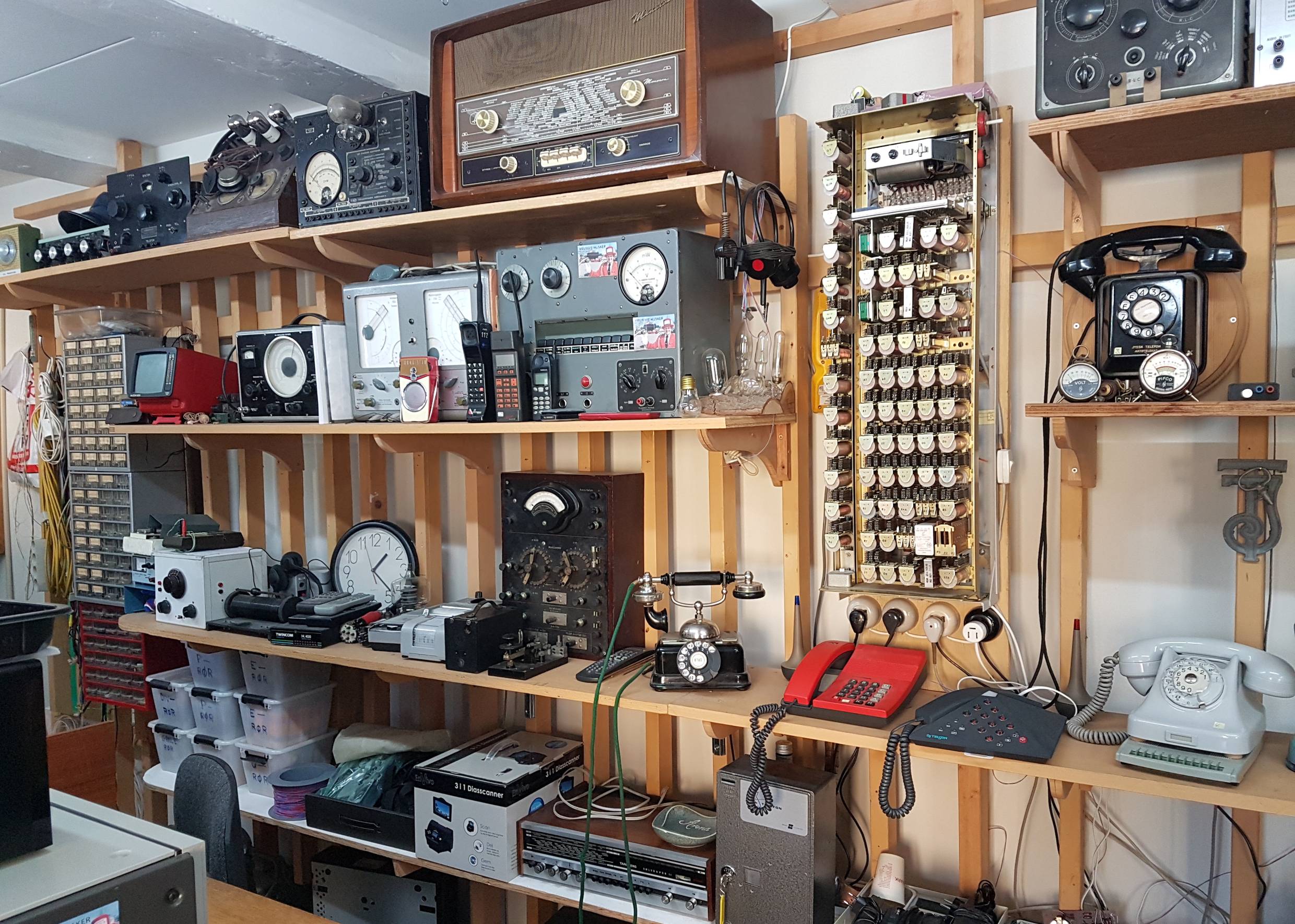 Alte Telefone, Radios und ähnliche Geräte