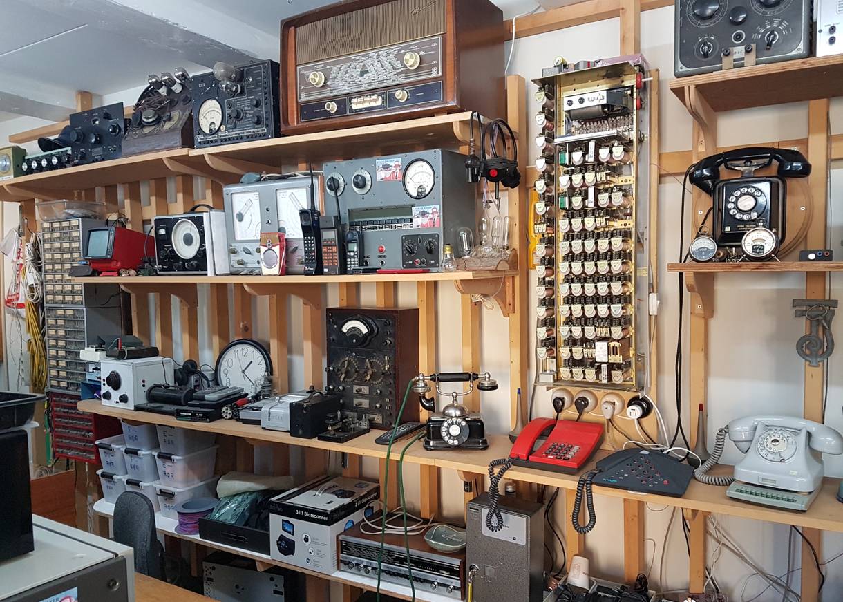 Alte Telefone, Radios und ähnliche Geräte