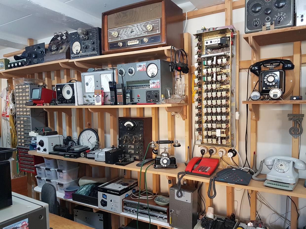 Alte Telefone, Radios und ähnliche Geräte