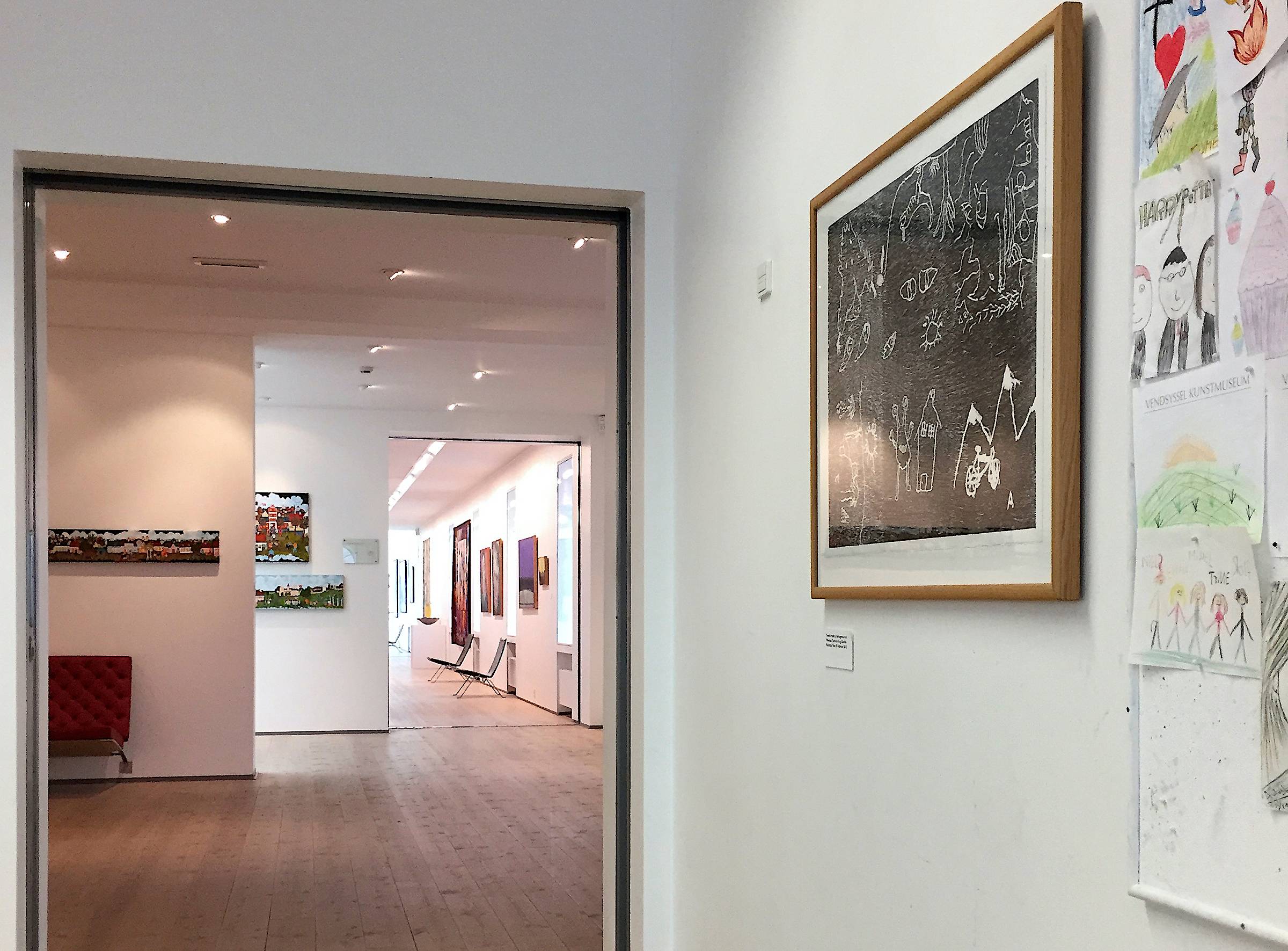 Blick durch verschiedene Ausstellungsräume in einem Kunstmuseum