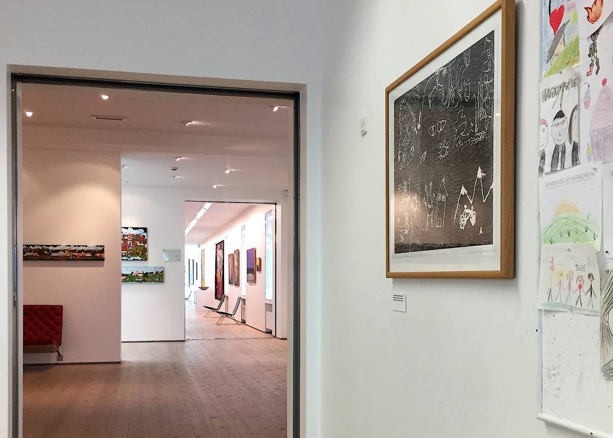 Blick durch verschiedene Ausstellungsräume in einem Kunstmuseum