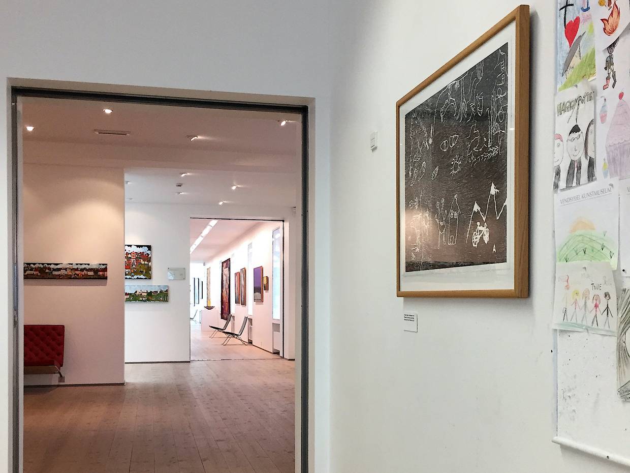 Blick durch verschiedene Ausstellungsräume in einem Kunstmuseum