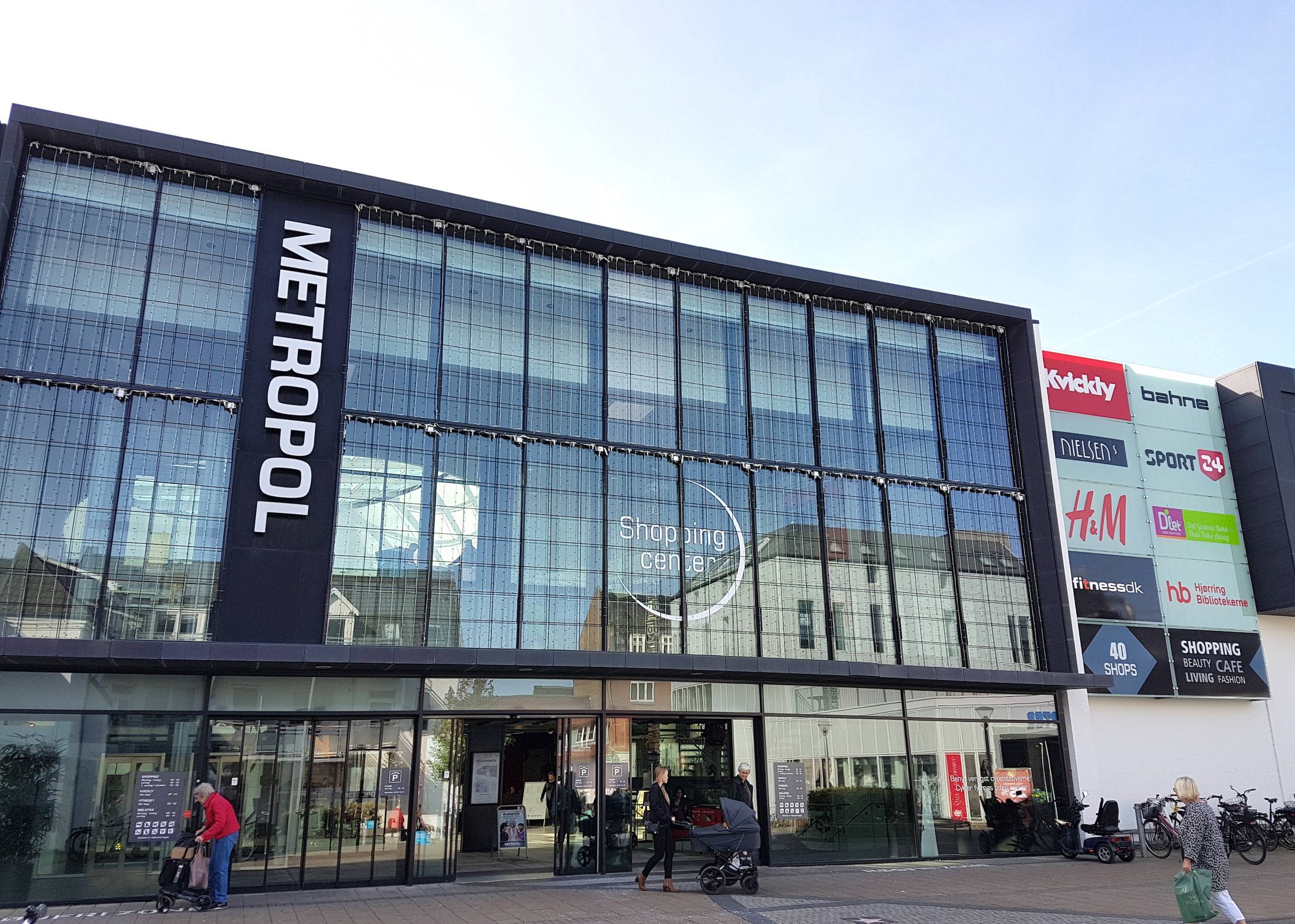 Glasfront eines großen, modernen Shoppingcenters