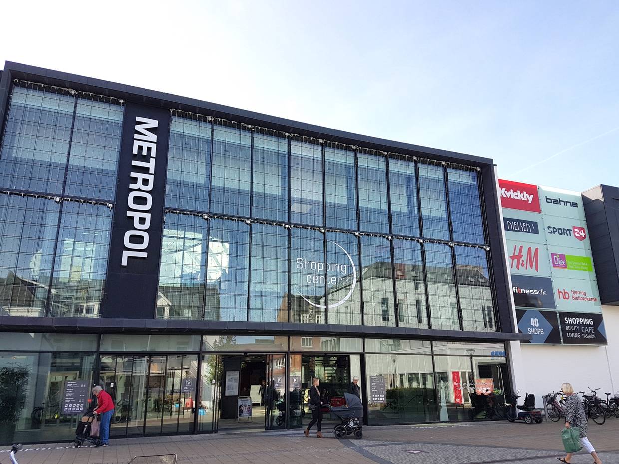 Glasfront eines großen, modernen Shoppingcenters