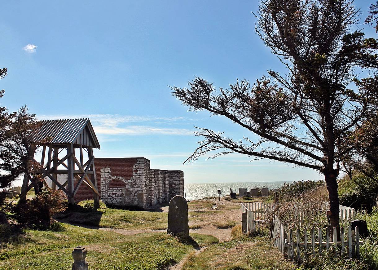 Blick über die Ruinen einer ehemaligen Kirche am Meer