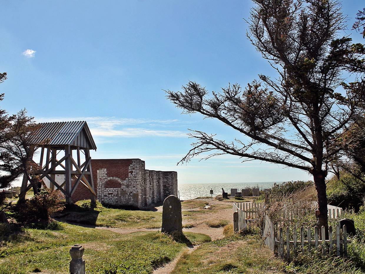 Blick über die Ruinen einer ehemaligen Kirche am Meer