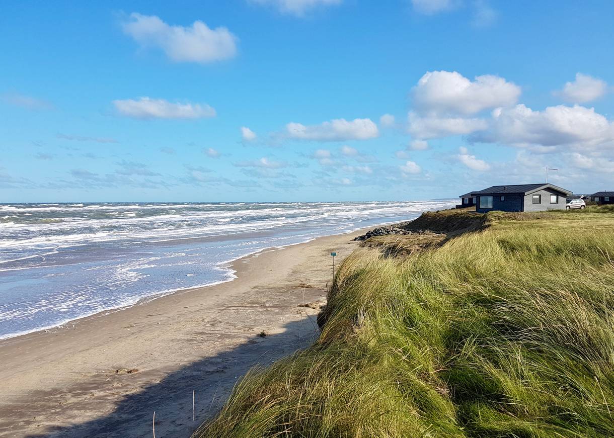 Ferienhäuser auf eine kleine Steilküste direkt am Meer