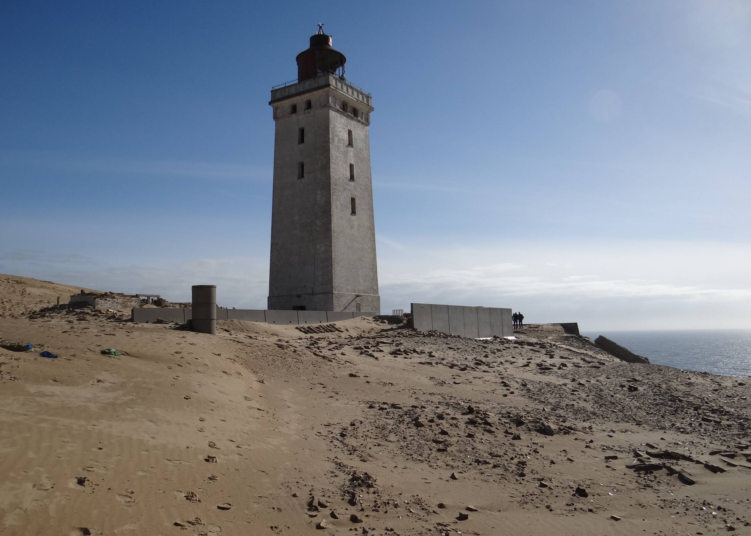 Leuchtturm Rubjerg Knude mit Trümmern am Fuß