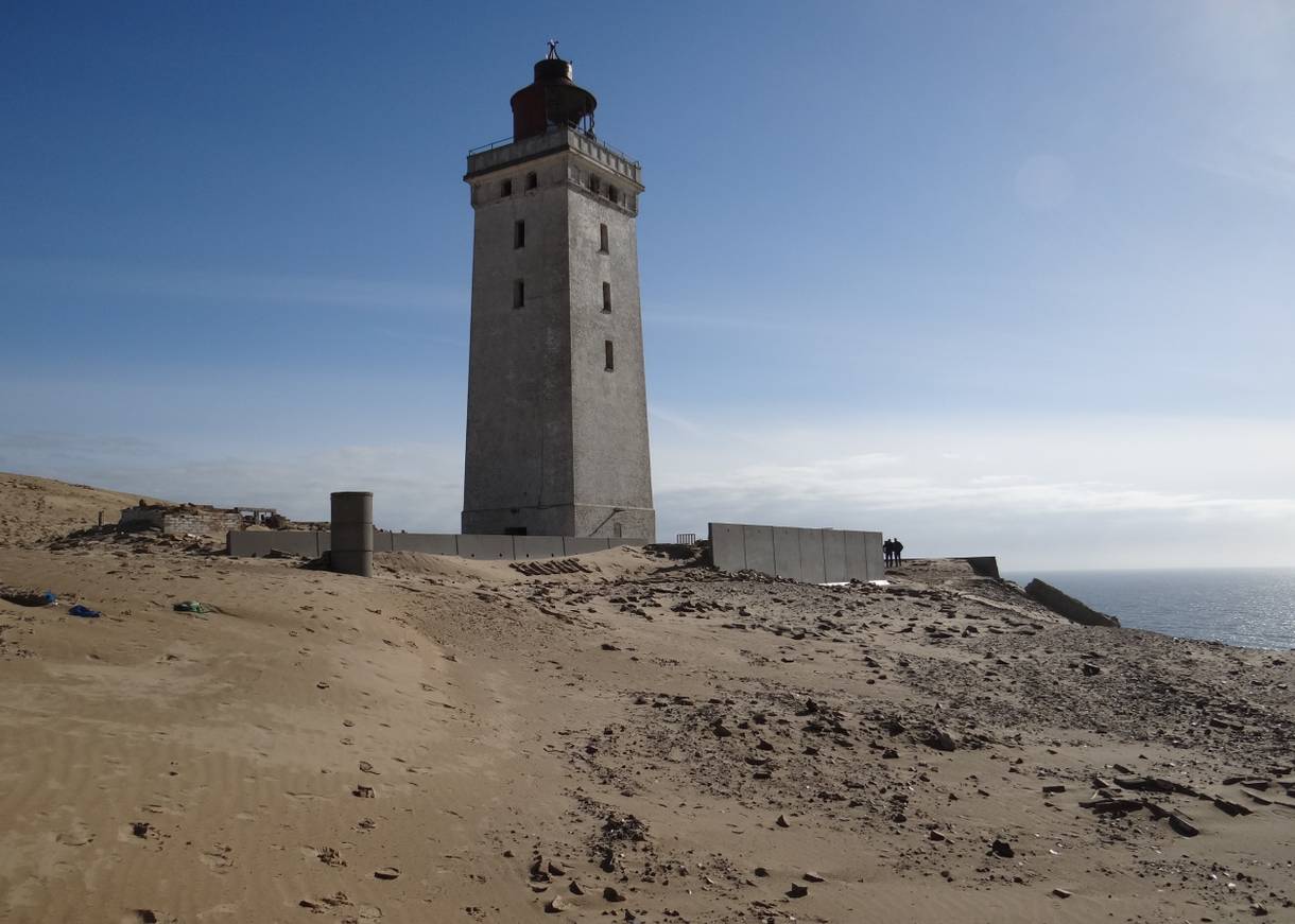 Leuchtturm Rubjerg Knude mit Trümmern am Fuß
