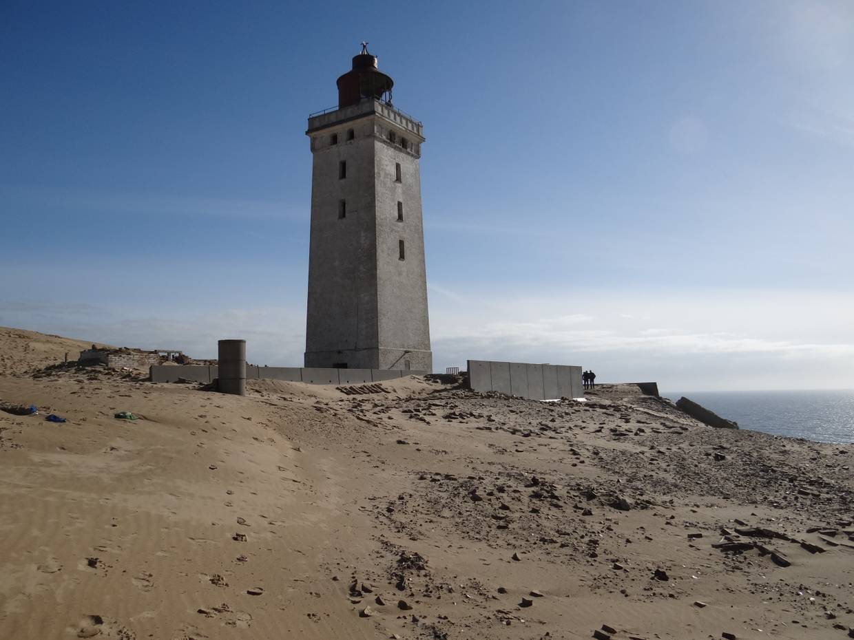 Leuchtturm Rubjerg Knude mit Trümmern am Fuß