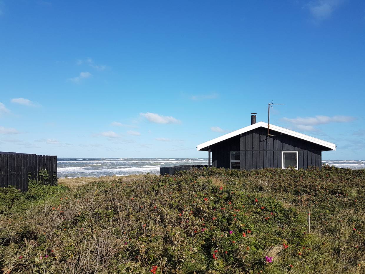 Meerblick zwischen zwei Ferienhäusern