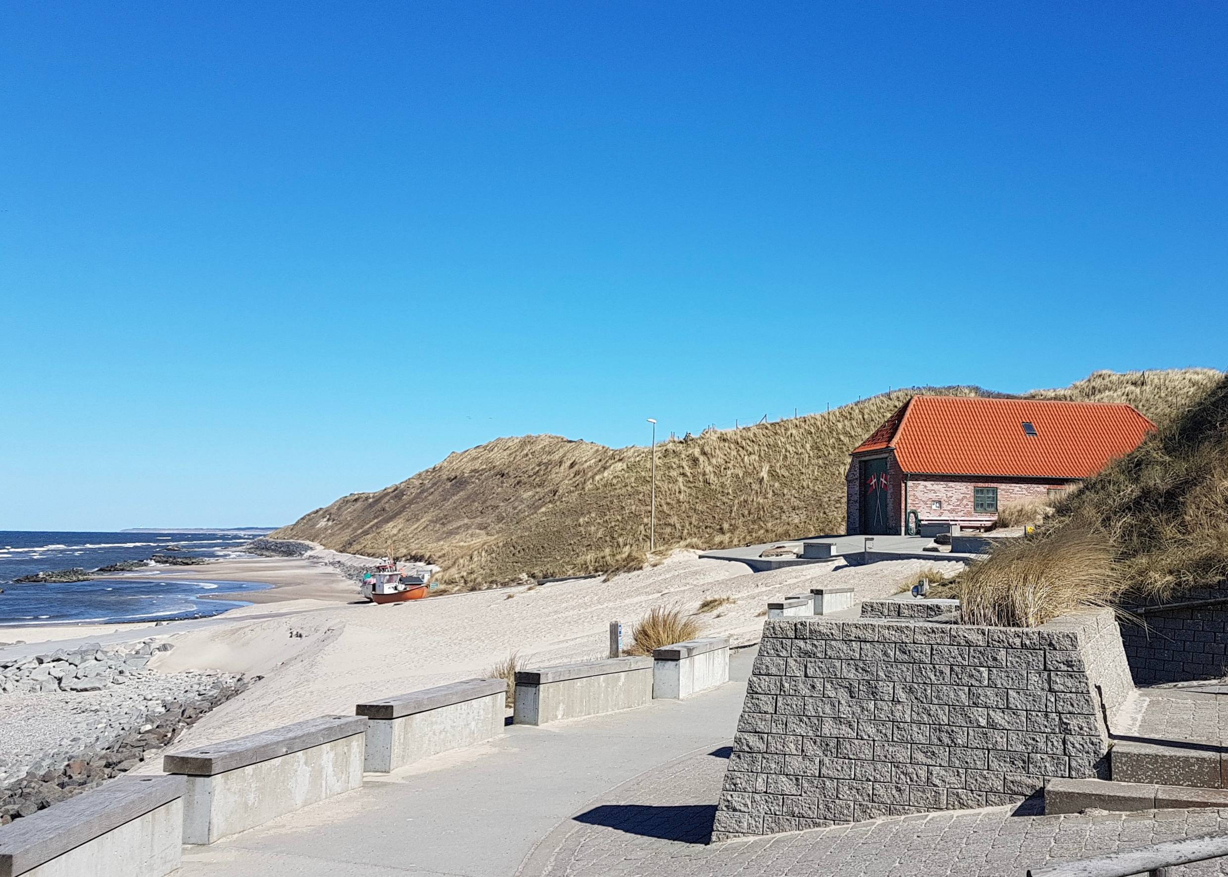 Blick von einem betonnierten Weg auf die Steilküste in Lønstrup