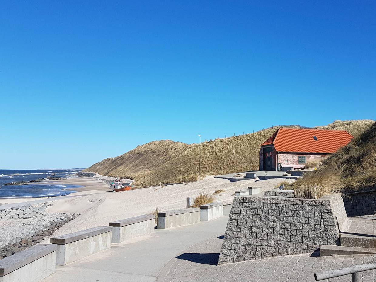 Blick von einem betonnierten Weg auf die Steilküste in Lønstrup
