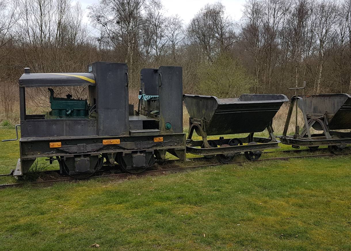 Kleine, etwas angerostet Torfbahn auf einer Wiese
