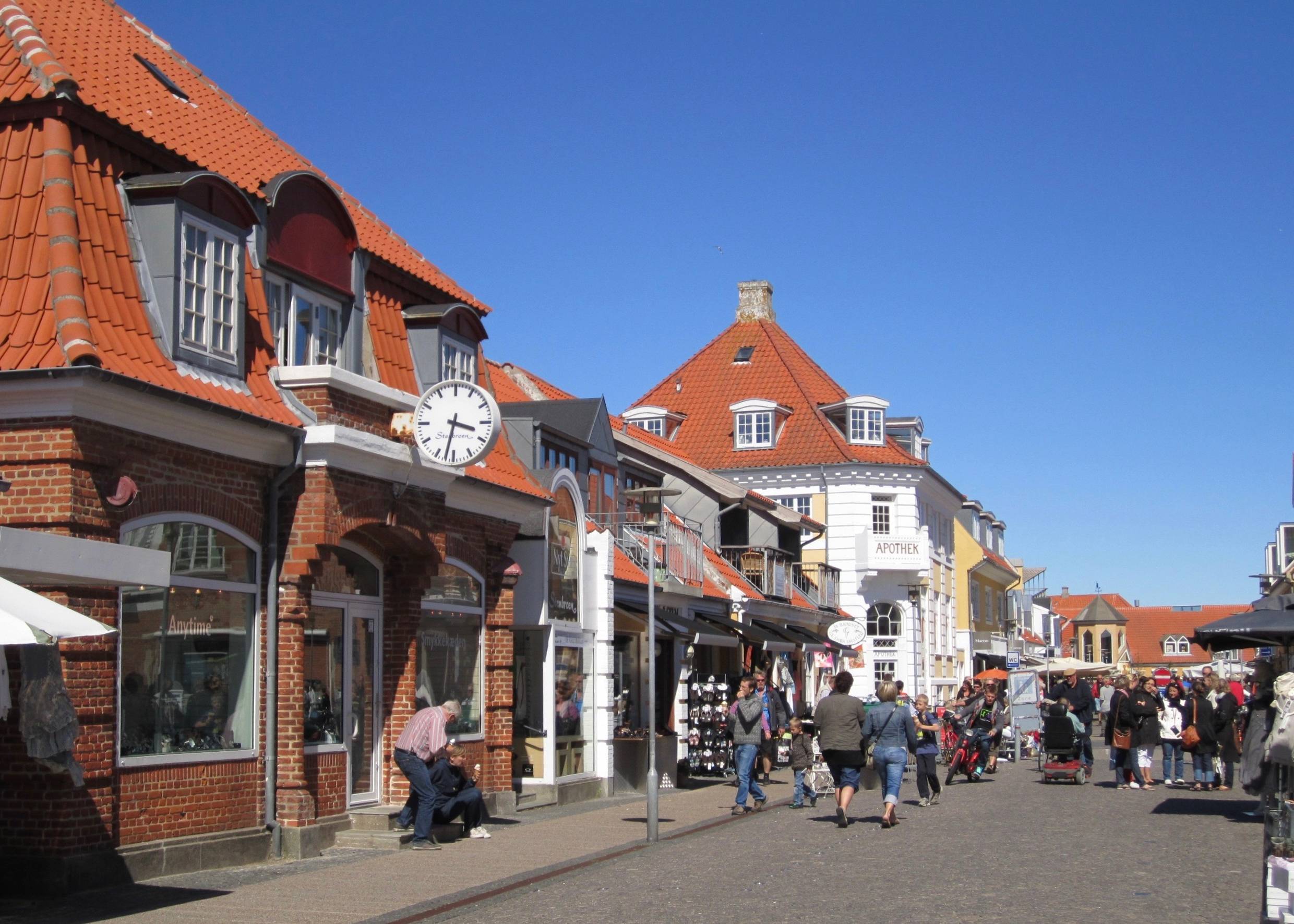 Fußgängerzone in Skagen mit vielen Passanten bei Sonne
