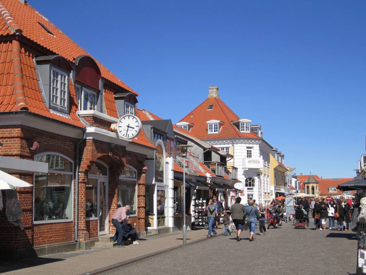 Fußgängerzone in Skagen mit vielen Passanten bei Sonne