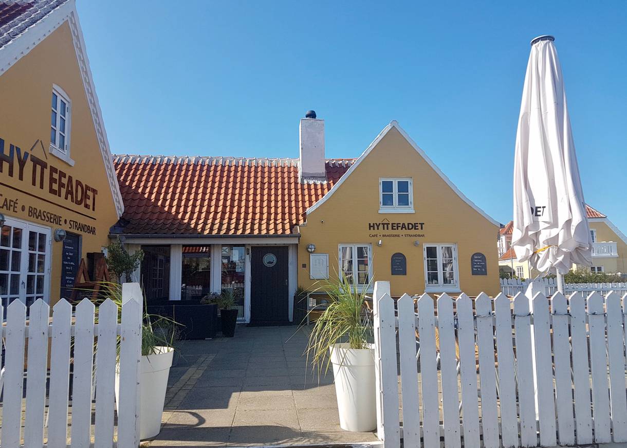Weiß umzäunte Terrasse vor einem Lokal