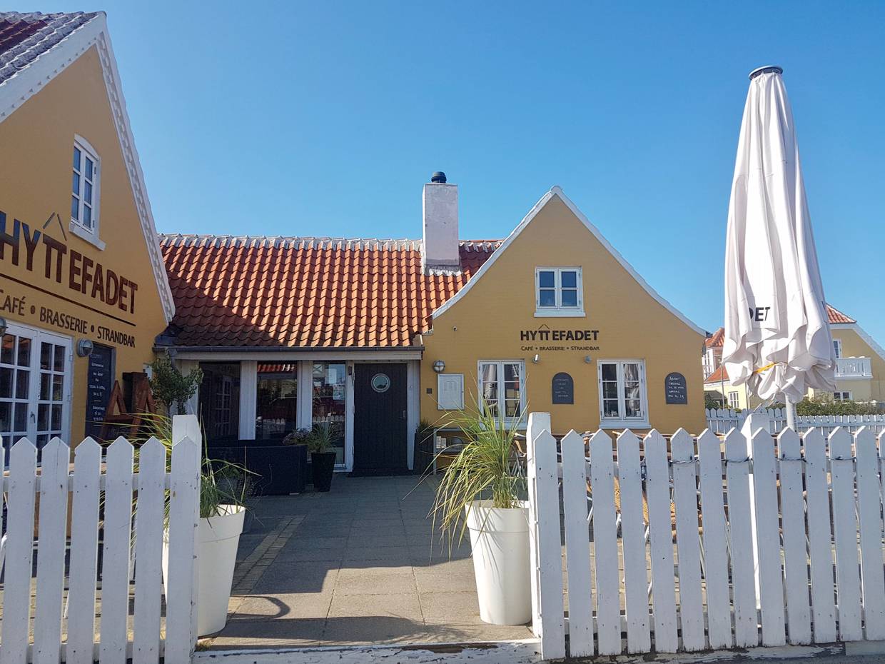 Weiß umzäunte Terrasse vor einem Lokal