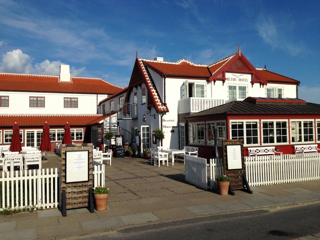 Der Eingangsbereich eines traditionellen, rot-weißen Badehotels
