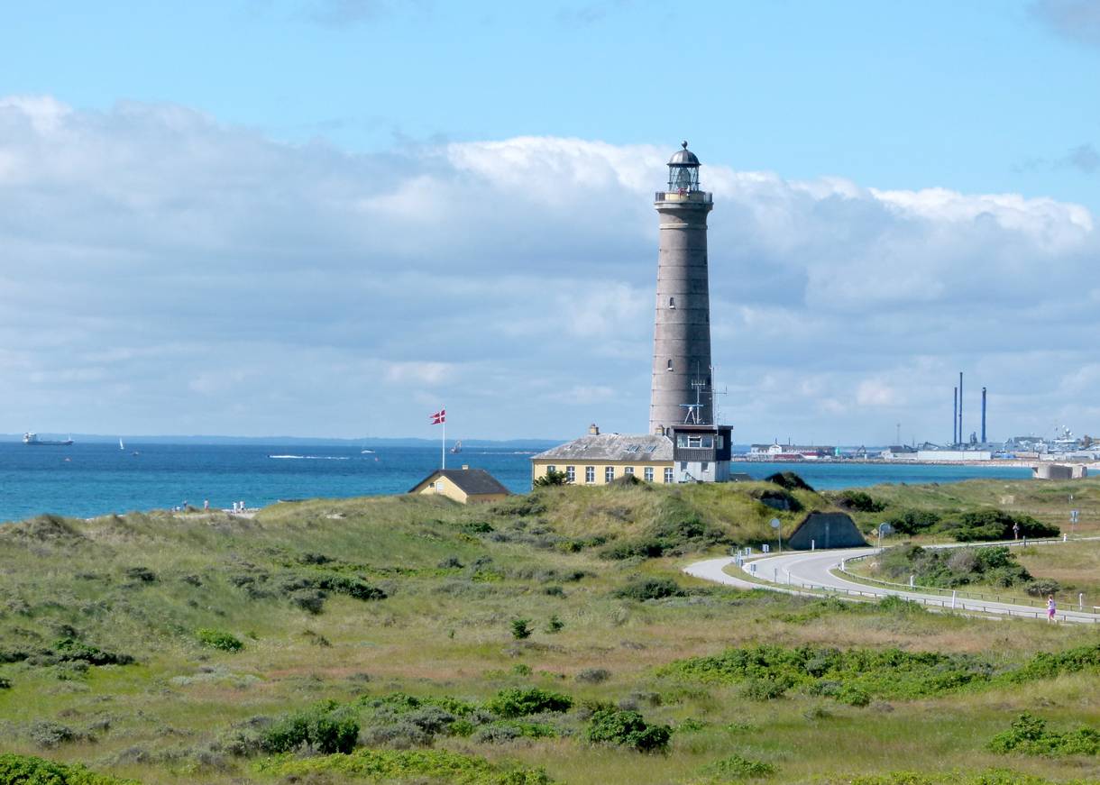 Grauer Leuchtturm, im Hintergrund Hafenanlagen