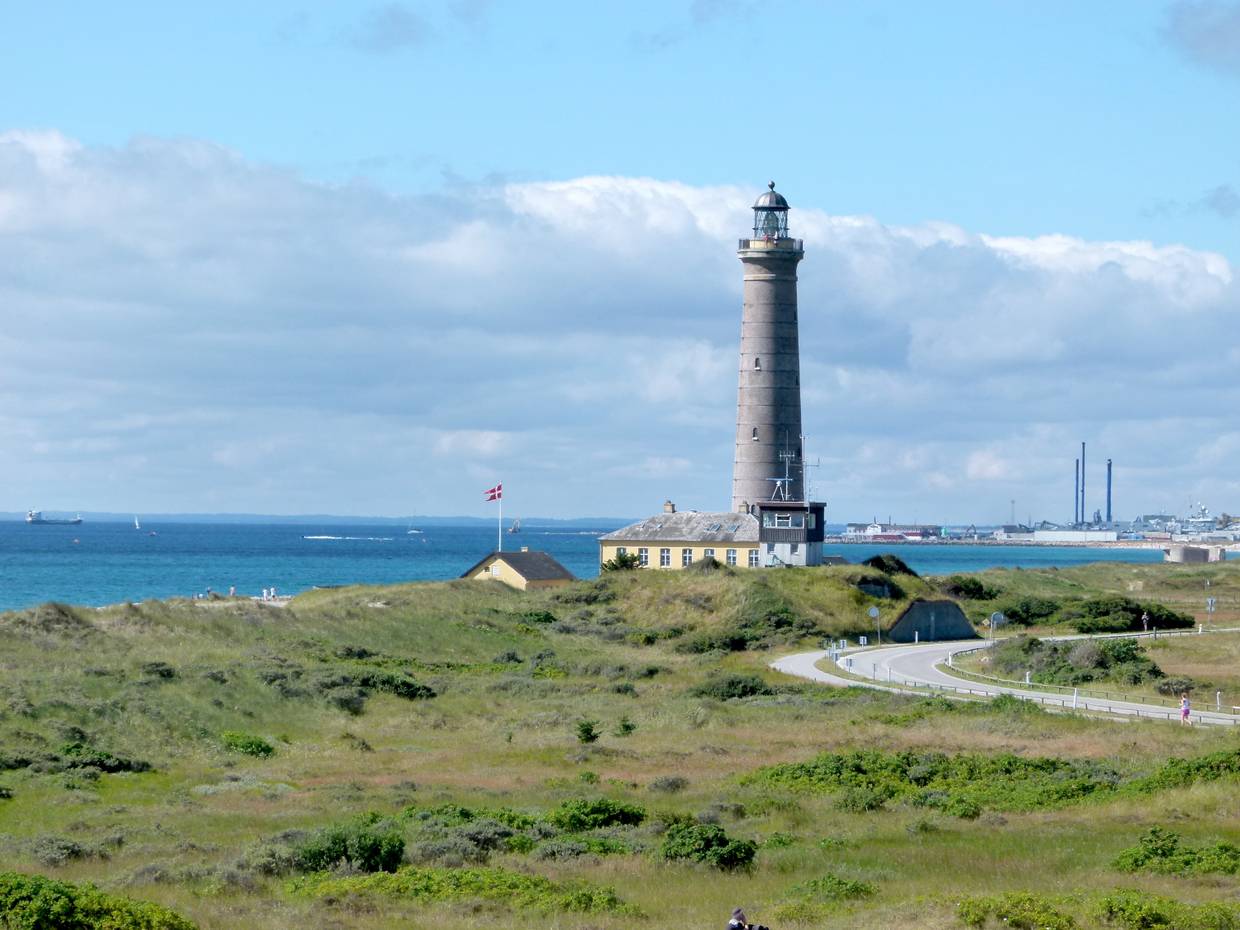 Grauer Leuchtturm, im Hintergrund Hafenanlagen
