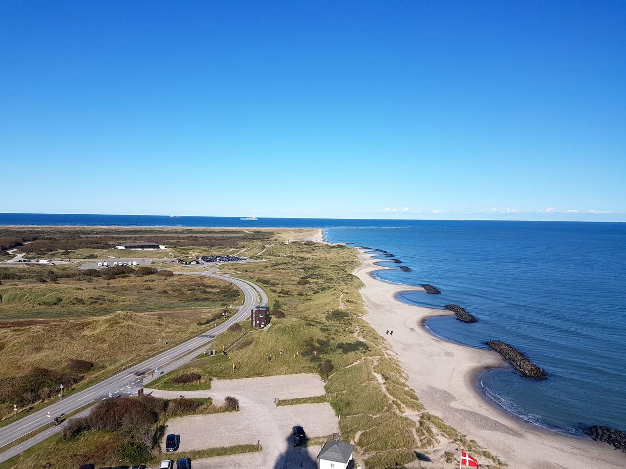 Aussicht vom Leuchtturm über das Meer und die Landspitze Grenen