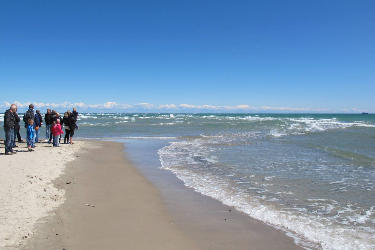 Besucher bestaunen das Zusammenschlagen der Wellen von Nord- und Ostsee
