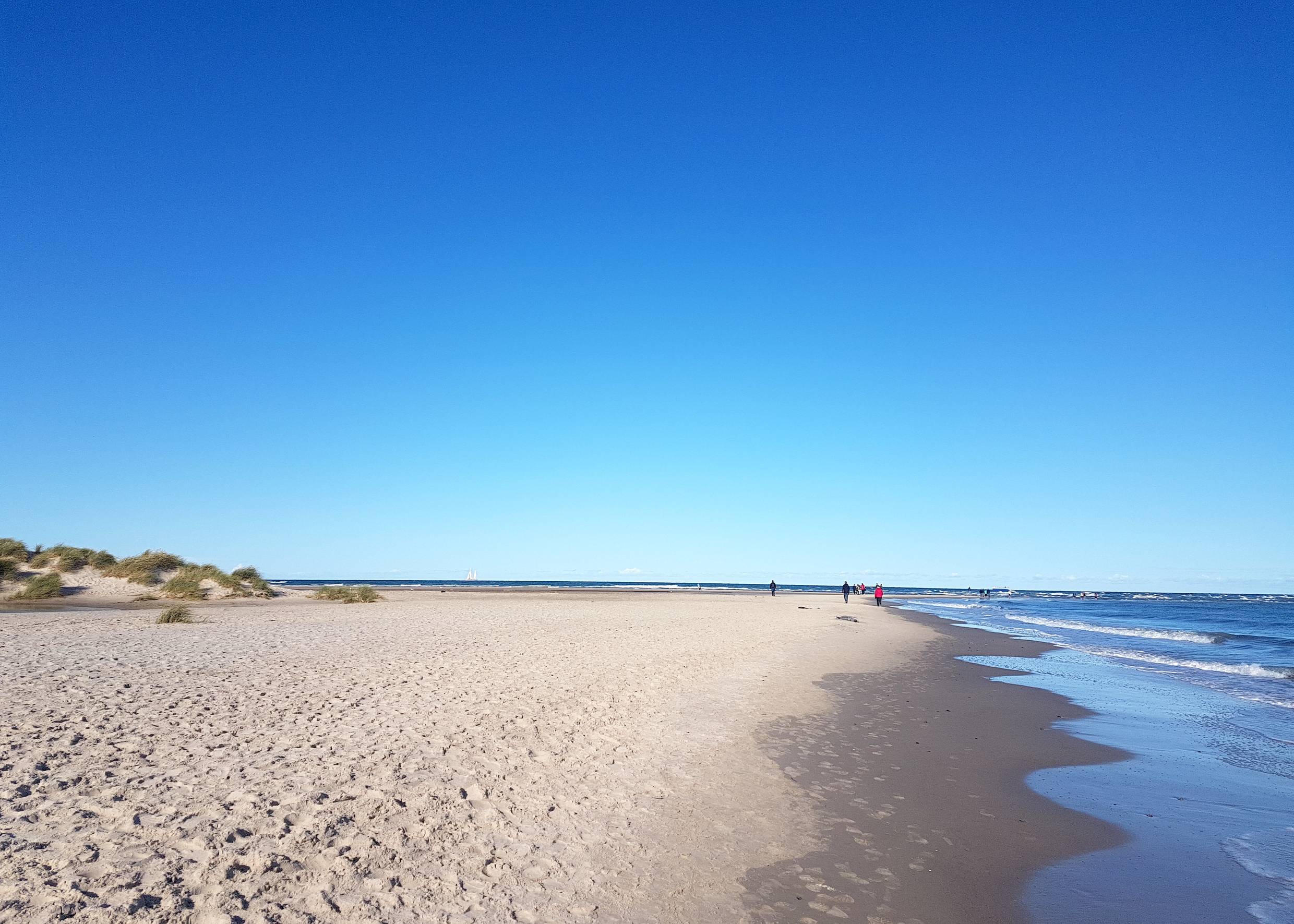 Besucher am Strand vor dem Kap