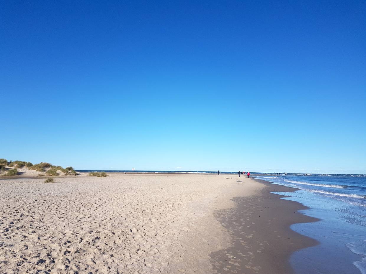 Besucher am Strand vor dem Kap