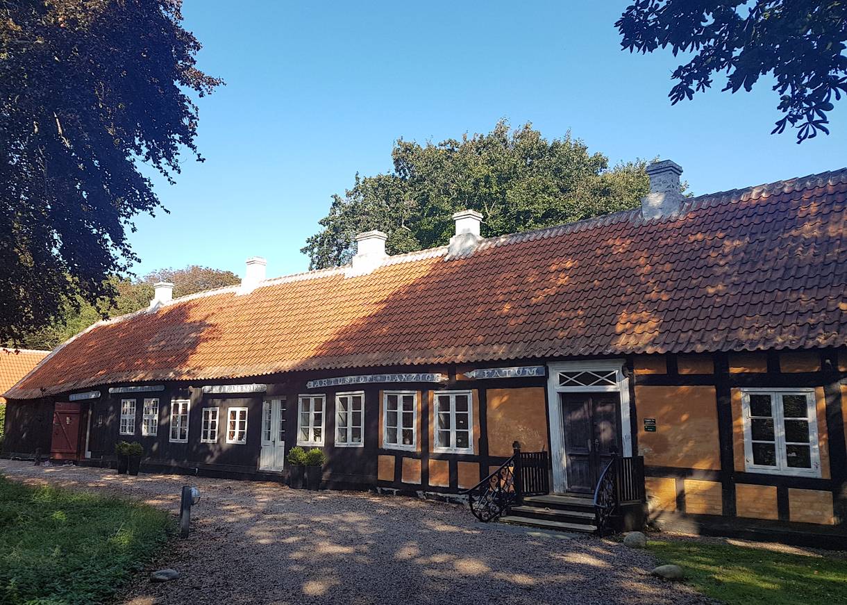 Langes, flaches Fachwerkhaus in verschiedenen Farben
