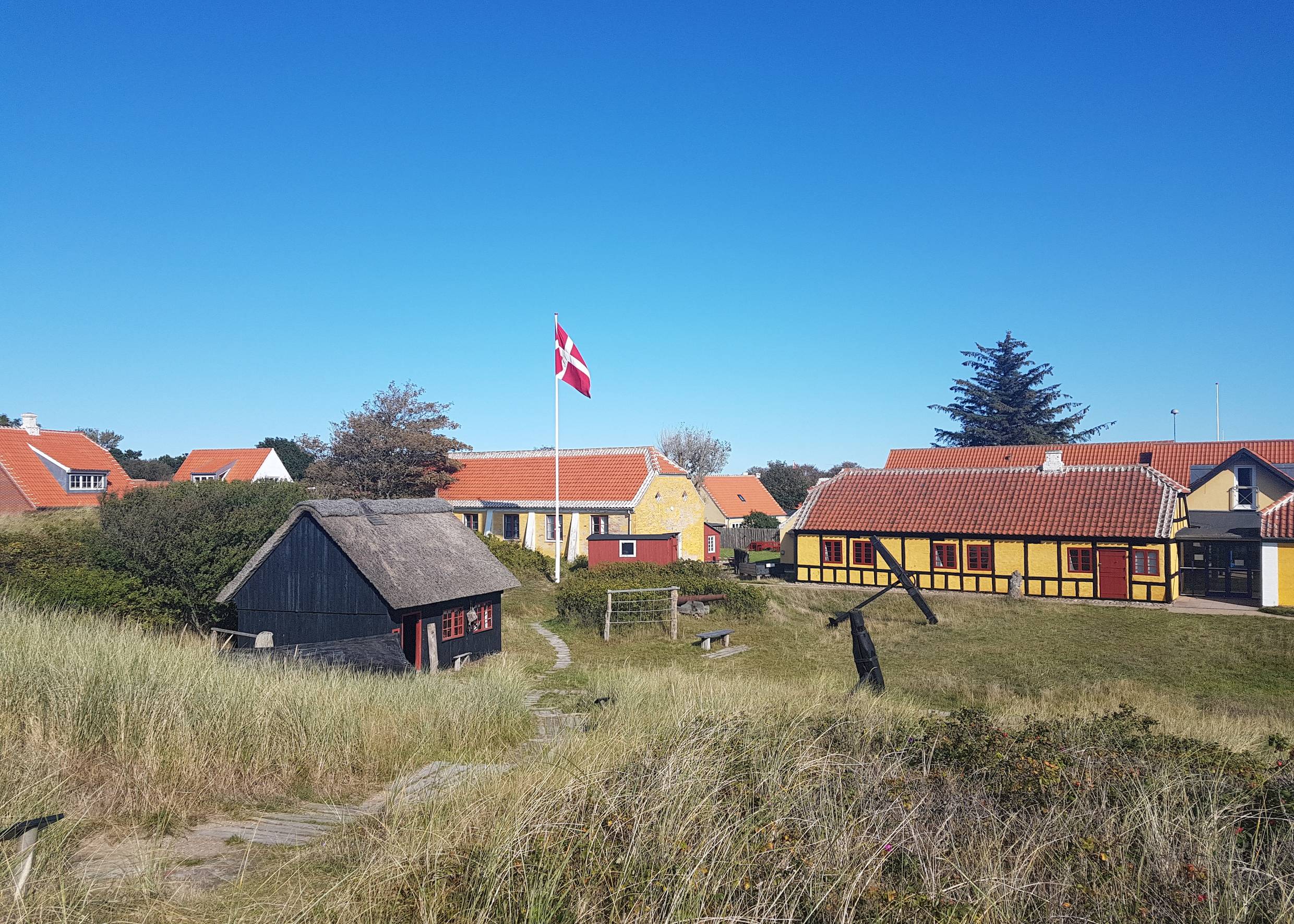 Blick über verschiedene alte Gebäude eines Freilichmuseums