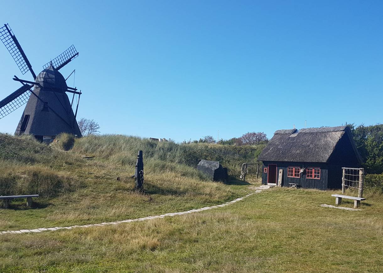 Windmühle und kleine Fischerhaus auf dem Museumsgelände