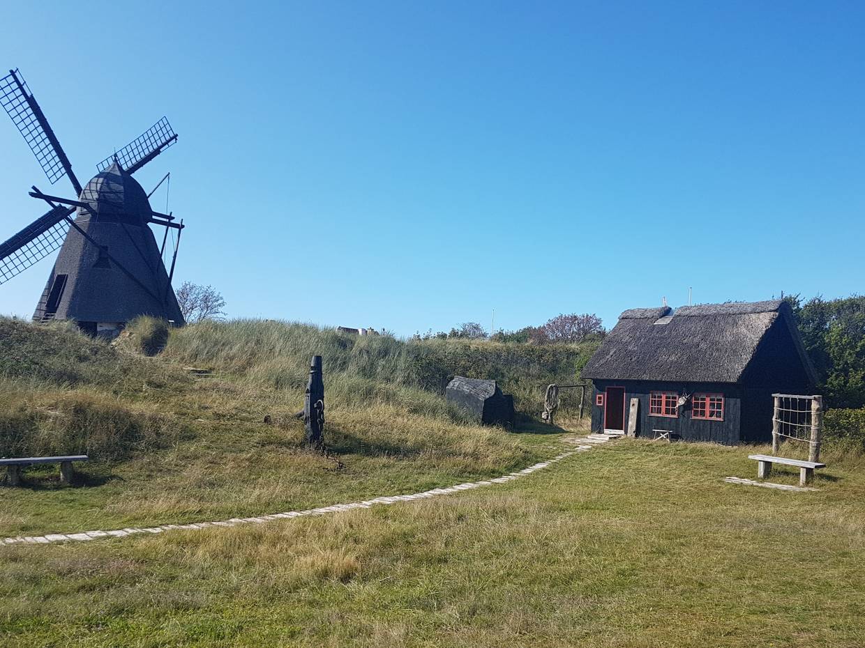Windmühle und kleine Fischerhaus auf dem Museumsgelände