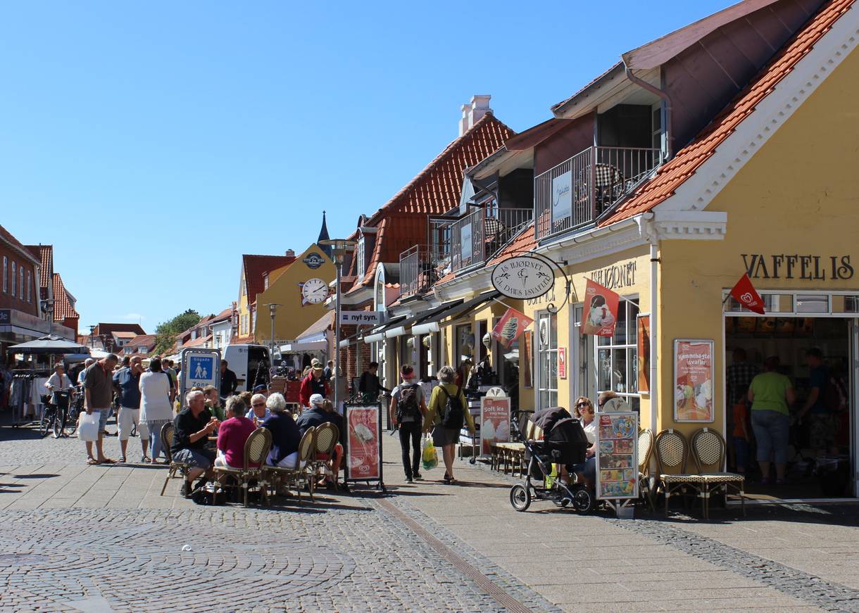 Sehr gut besuchte Fußgängerzone in Skagen