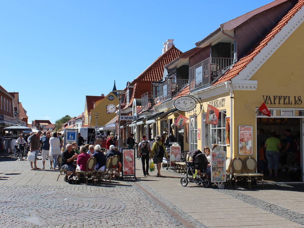Sehr gut besuchte Fußgängerzone in Skagen