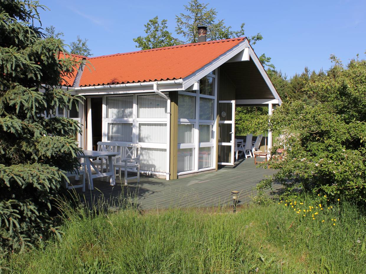 Ferienhaus Slettestrand auf einem üppigen grünen Grundstück