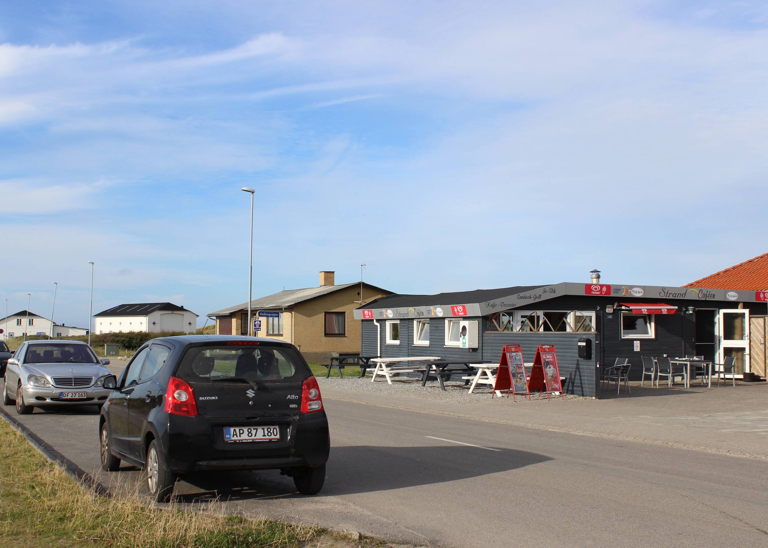 Strandkiosk und einige Ferienhäuser an einer Straße