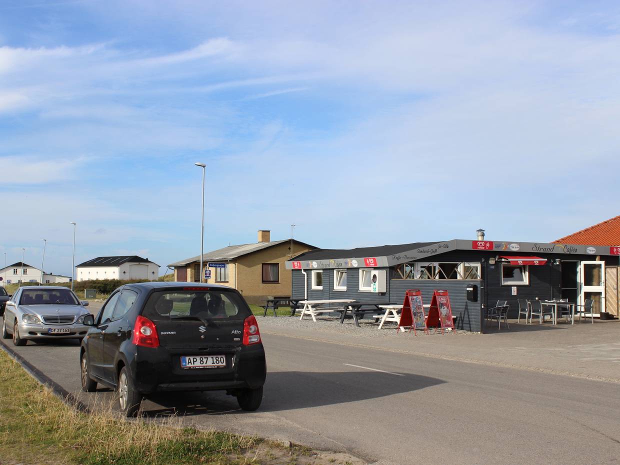 Strandkiosk und einige Ferienhäuser an einer Straße