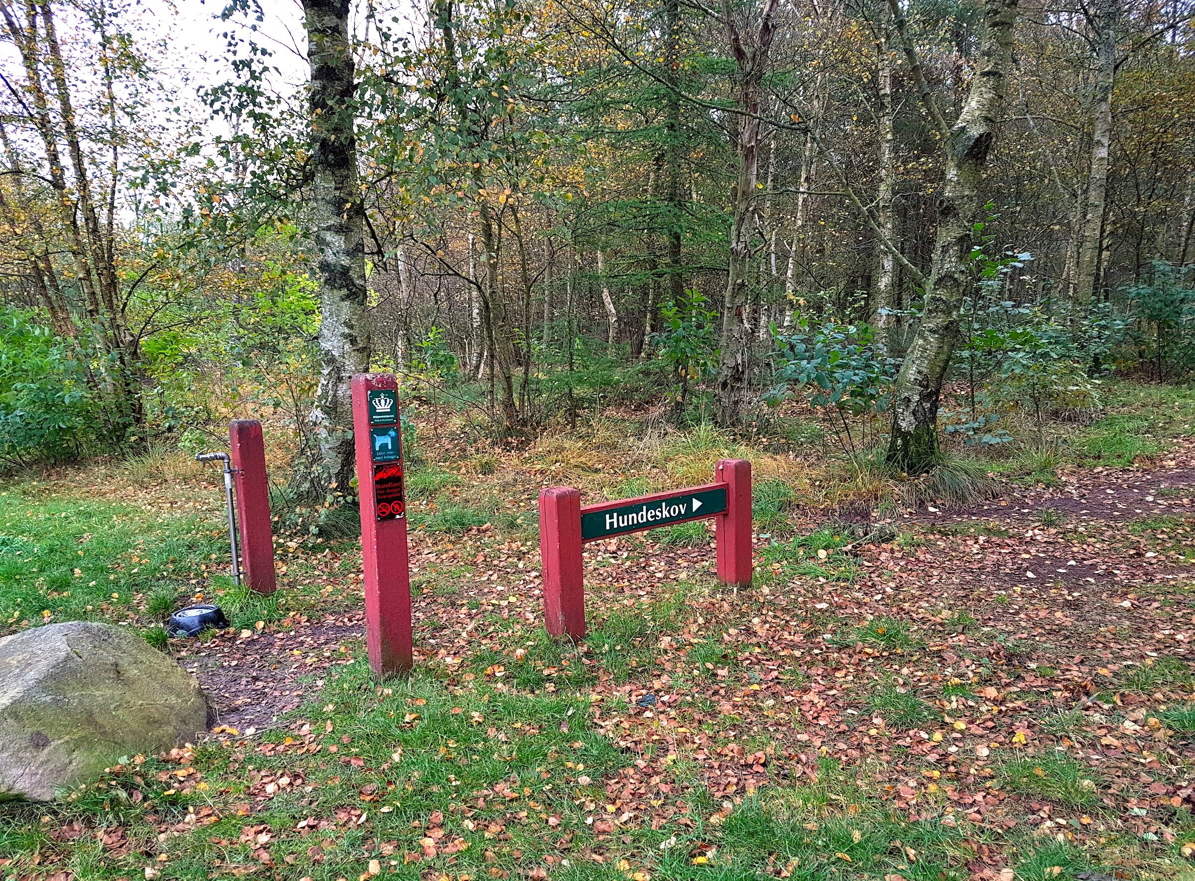 Hinweisschild am Wegrand