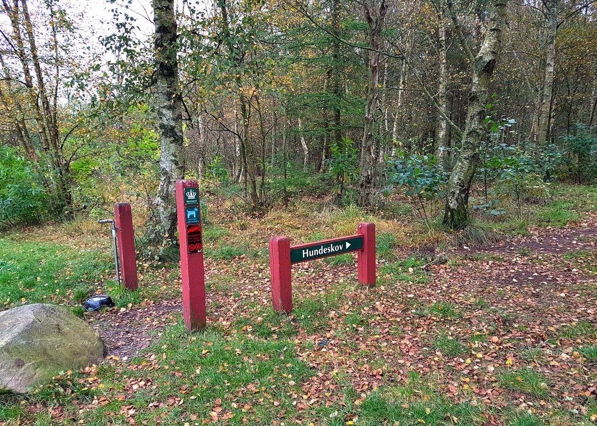 Hinweisschild am Wegrand