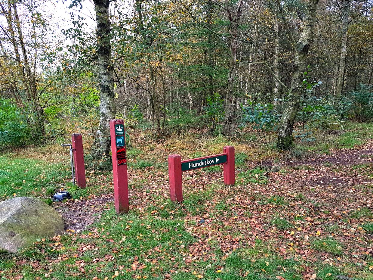 Hinweisschild am Wegrand