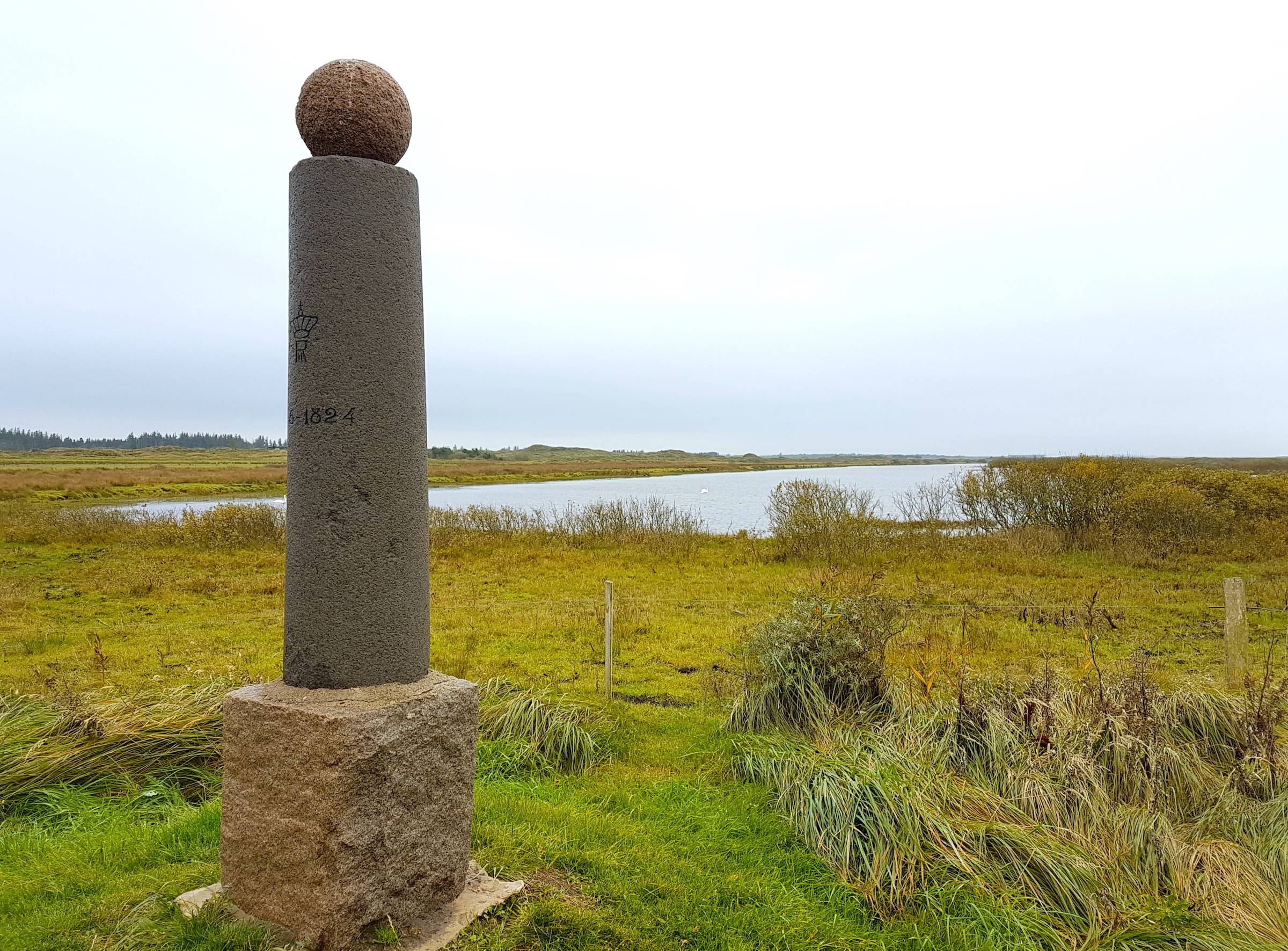 Steinsäule vor einem kleinen See