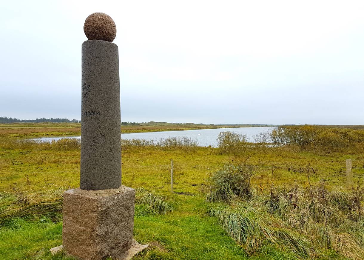 Steinsäule vor einem kleinen See
