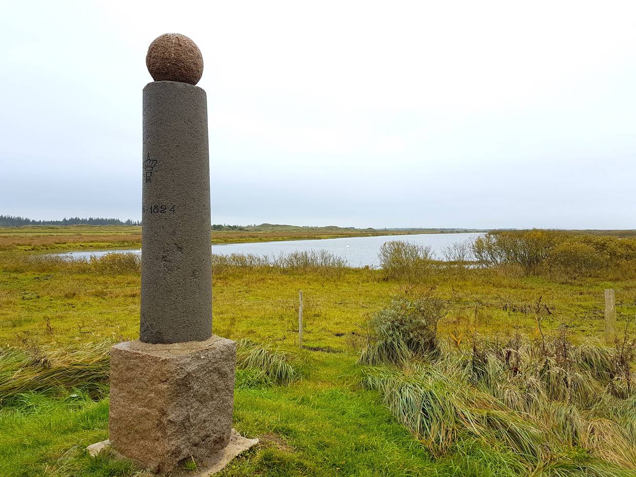 Steinsäule vor einem kleinen See